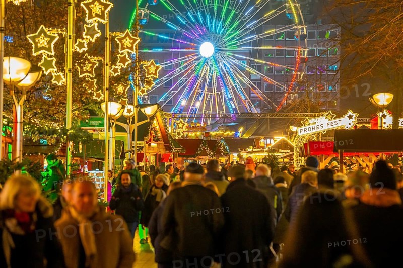 Christmas market on Königsstraße in the city centre of Duisburg, pre-Christmas season, Christmas lights, Ferris wheel, Christmas market stalls, crowds, North Rhine-Westphalia, Germany, Europe