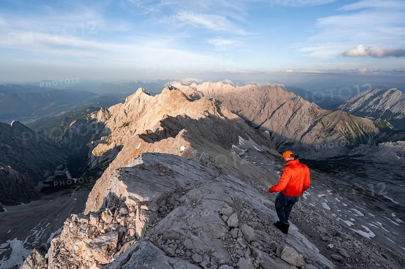 Mountaineers on a steep rocky ridge, impressive mountain landscape, view of the Höllental and the Alpspitze from the Jubiläumsgrat, in the evening light Zugspitze, Wetterstein range, Bavaria, Germany, Europe