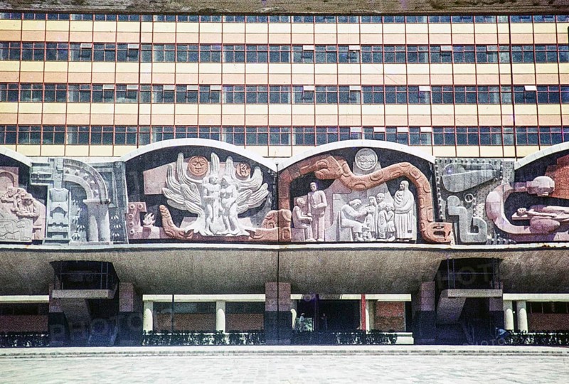 Sculptural mural by José Chávez Morado on the façade of the Hospital de Especialidades del Centro Médico Nacional Siglo XXI, Doctores, Ciudad de México, Mexico City, CDMX, Mexico, photographed in 1961, Central America