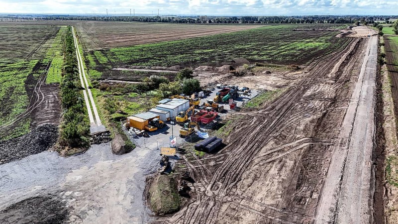 Construction vehicles are parked on an access road under construction to the High Tech Park at the site of the planned Intel chip factory. Intel stops the construction of its chip factory in Magdeburg until further notice, 29/09/2029, Magdeburg, Saxony-Anhalt, Germany, Europe