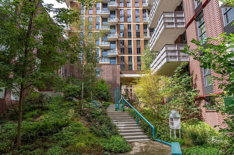 De Groene Kaap residential complex, in the Rotterdam Feijenoord district, on the Maashaven, Katendrecht neighbourhood, 450 flats and shops, spread over 5-19 storey buildings, with many inner courtyards, balconies and an accessible roof garden, partly over bridges, partly as a kitchen garden, which extends over all buildings and can also be used by the public, lots of greenery to promote the microclimate, energy-efficient construction, Netherlands