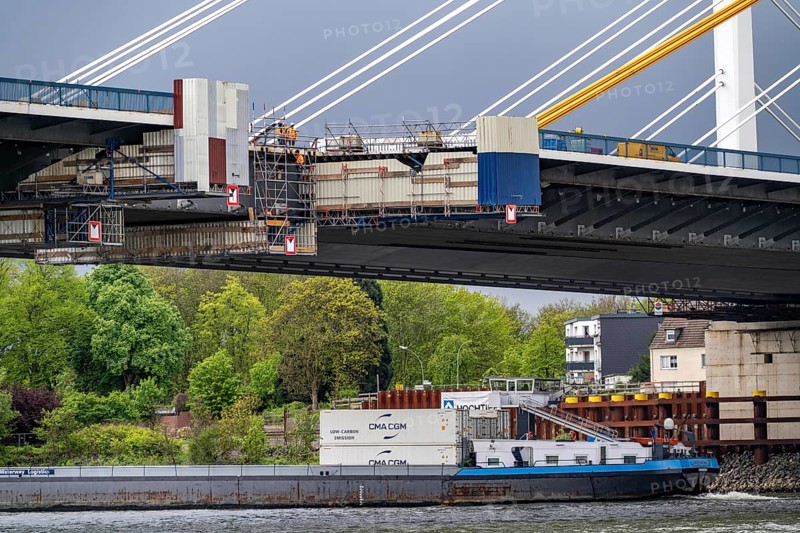 The new Rhine bridge Neuenkamp, the A40, white pillar ropes, and the old motorway bridge, which is being dismantled, workers preparing the demolition, Homberg Ufer, Duisburg, North Rhine-Westphalia, Germany, Europe