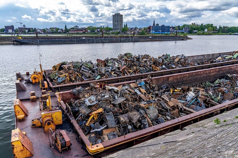 Push barge, loaded with scrap metal, for recycling, melting down, in the harbour canal, Duisburg-Ruhrort inland port, North Rhine-Westphalia, Germany, Europe