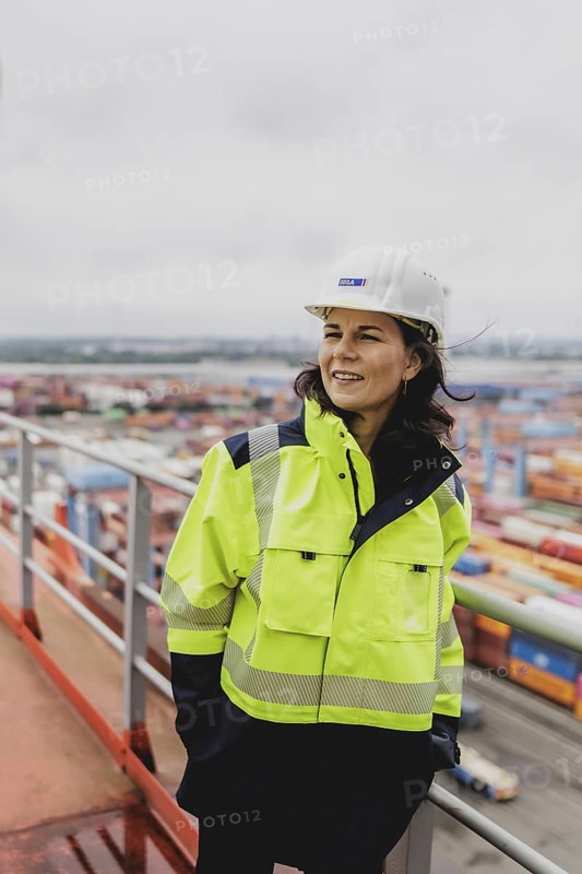 Annalena Bärbock (Bündnis 90/Die Grünen), Federal Foreign Minister, photographed during a visit to a container gantry crane at the Altenwerder container terminal during the Foreign Minister's trip to Germany in Hamburg, 26 July 2024. /