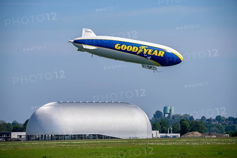 The Zeppelin NT, newly stationed at Essen/Mülheim Airport, undertakes sightseeing flights over the Rhine-Ruhr area, landing approach, airship hangar of the WDL Group, Mülheim an der Ruhr, North Rhine-Westphalia, Germany, Europe