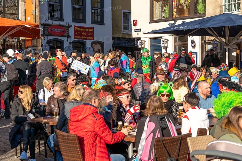 Rose Monday in Cologne, street carnival, on the Heumarkt, despite Corona, several thousand Jecke celebrate in Cologne's old town, the city is a customs zone, celebrate with 2G and Kölsch, North Rhine-Westphalia, Germany, Europe