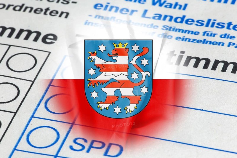 Symbolic image of the state election in Thuringia: Flag of Thuringia and close-up of a ballot paper. The next state election will take place in September 2024