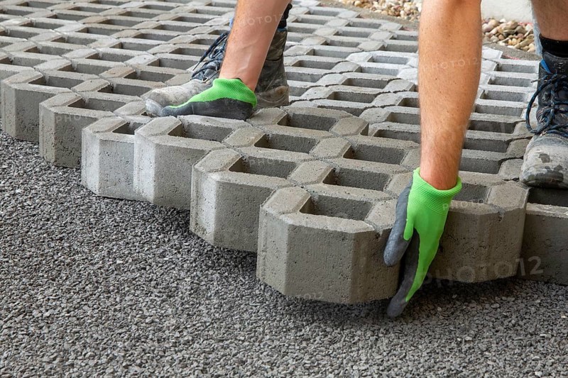 Paving work: Laying of grass pavers