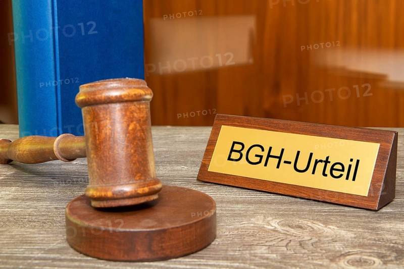 Symbolic image BGH (Federal Court of Justice) : Judge's gavel next to a brass plate with the inscription BGH-URTEIL (Composing)