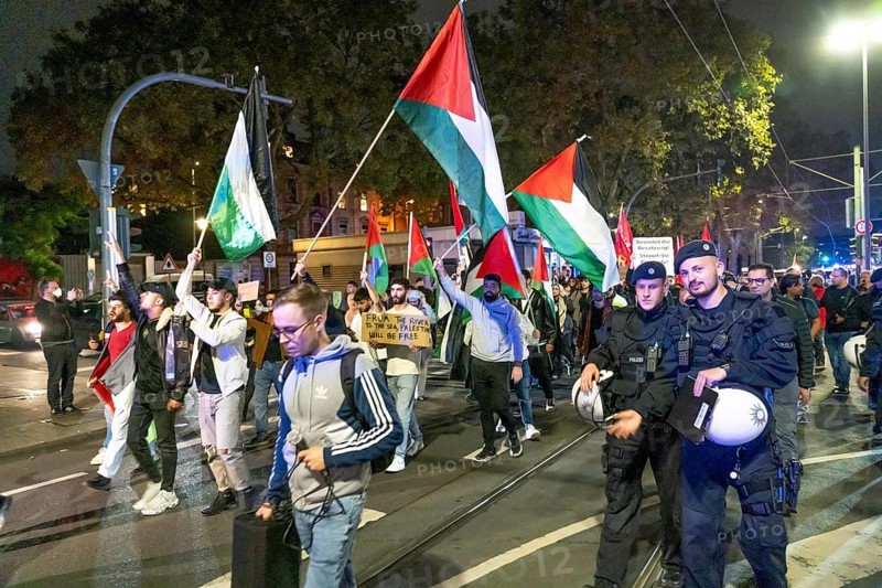 Demonstration by pro-Palestinian activists in Duisburg-Hochfeld, around 110 demonstrators marched through the neighbourhood justifying Hamas' attack against Israel, Duisburg, North Rhine-Westphalia, Germany, Europe