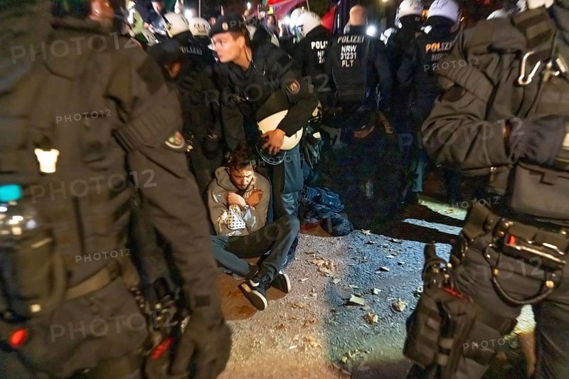Demonstration by pro-Palestinian activists in Duisburg-Hochfeld, around 110 demonstrators marched through the neighbourhood justifying Hamas' attack against Israel, Duisburg, North Rhine-Westphalia, Germany, Europe