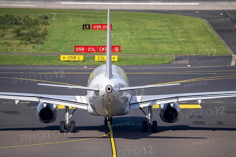 Düsseldorf Airport, aircraft on the taxiway, markings on the apron