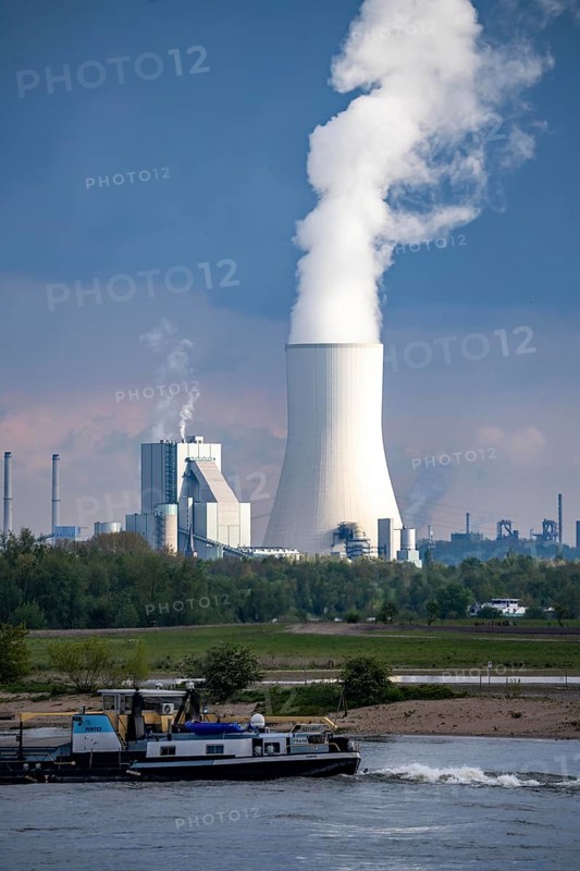 View across the Rhine to the STEAG coal-fired power plant Walsum, Block 10, cooling tower, parts of the Thyssenkrupp Steel steelworks in Bruckhausen, Marxloh, cargo ship, Duisburg, North Rhine-Westphalia, Germany, Europe