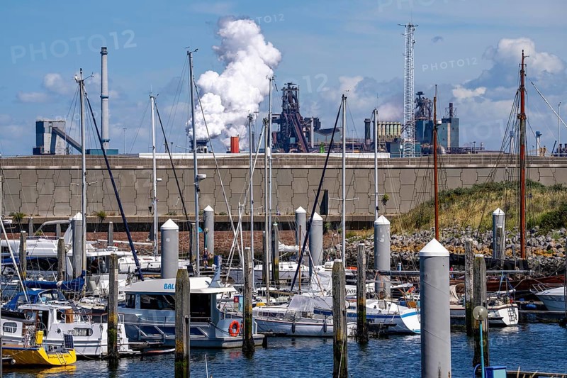 Seaport Marina IJmuiden, marina, sailing boats, yachts, behind the Tata Steel steel and smelting works in IJmuiden, Velsen, North Holland, Netherlands, largest industrial area in the Netherlands, 2 blast furnaces, 2 coking plants, rolling mills, directly on the North Sea, beach houses near Ijmuiden aan Zee