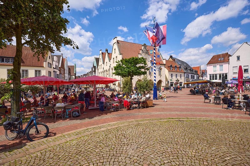 Market square with maypole, outdoor catering areas and the old town hall in the town centre of Haltern am See, Ruhr area, Recklinghausen district, North Rhine-Westphalia, Germany, Europe