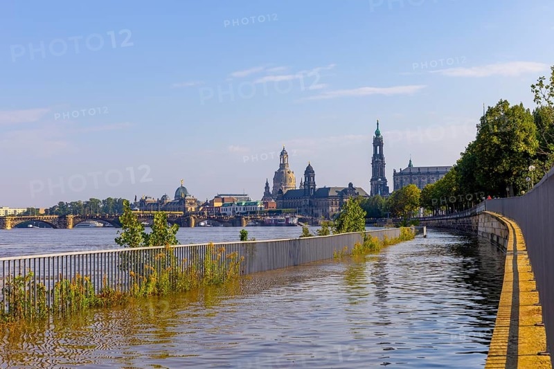 A weather-determining low-pressure system is moving from northern Italy on a so-called Vb track via Austria and the Czech Republic to Poland, bringing very humid air with it. This will also lead to flooding in the Elbe in Saxony. On 18.9.24 the level of the Elbe in Dresden is 6.06m., Elbe flood in Dresden, Dresden, Saxony, Germany, Europe