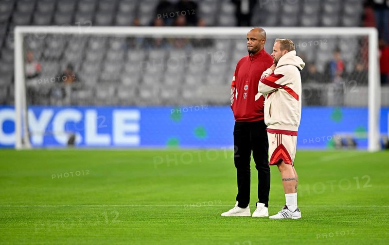 Coach Vincent Kompany FC Bayern Munich FCB inspecting the pitch with assistant coach Aaron Danks FC Bayern Munich FCB, pensive, Champions League, Allianz Arena, Munich, Bavaria, Germany, Europe