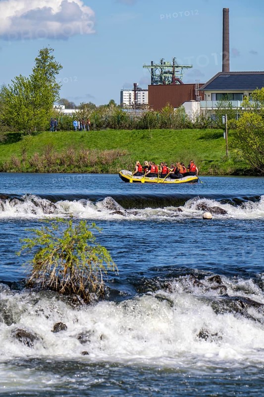 Inflatable boat, rafting at the Ruhr weir near Hattingen, section of the Ruhr Valley cycle path along the Ruhr, North Rhine-Westphalia, Germany, Europe