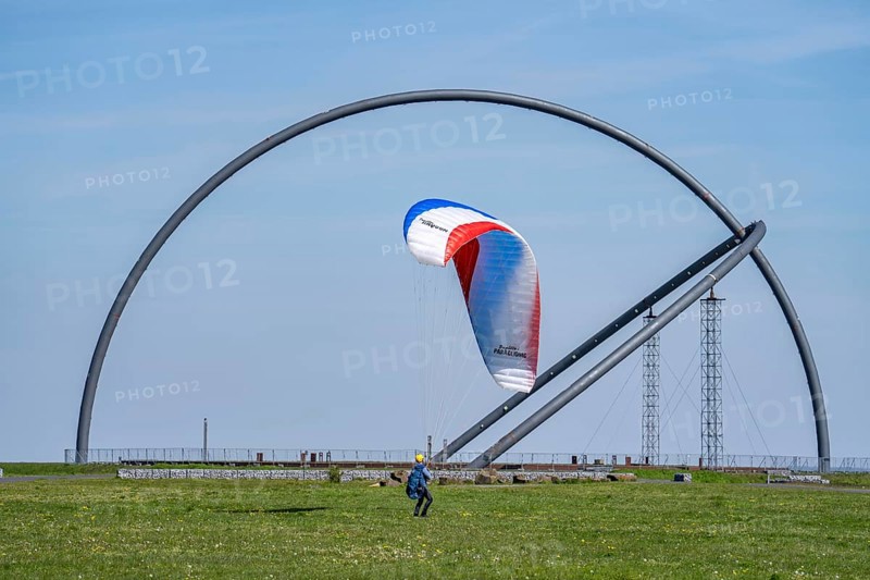 The Hoheward spoil tip, main part of the Hoheward Landscape Park, horizontal observatory, paraglider trying out his glider, Herten, North Rhine-Westphalia, Germany, Europe