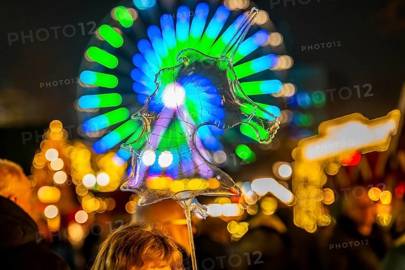 Transparent unicorn-shaped balloon, Christmas market on Königsstraße in the city centre of Duisburg, pre-Christmas season, Christmas lights, Christmas market stalls, crowds, North Rhine-Westphalia, Germany, Europe