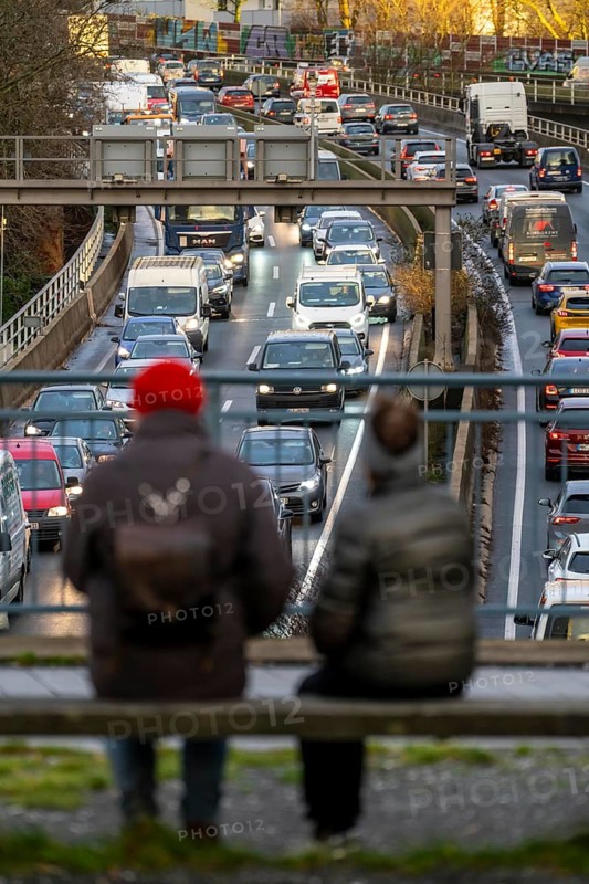 Traffic jam on the A40 motorway, city passage, Essen-Huttrop junction, traffic jam in both directions, 2 people looking at the traffic jam, at the Ruhrschnellweg tunnel, in the city centre, North Rhine-Westphalia, Germany, Europe