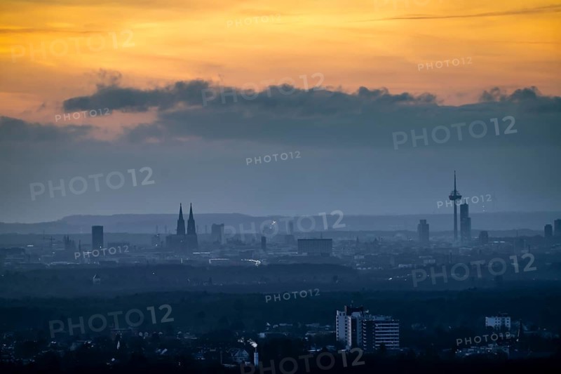 The skyline of Cologne, seen from the east, Cologne Bay, sunset, North Rhine-Westphalia, Germany, Europe