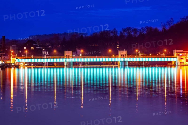 Lake Baldeney, illuminated weir, with lock, left and hydroelectric power plant power station, reservoir of the Ruhr in Essen, North Rhine-Westphalia, Germany, Europe