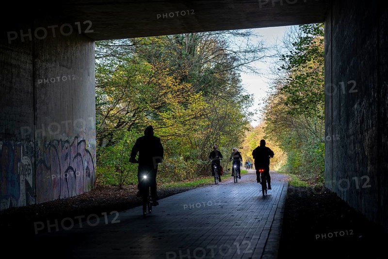 The Grugatrasse, former railway line between Essen and Mülheim an der Ruhr, now cycle path, footpath, leads in the west to the Radschnellweg Ruhr, RS1, tunnel under the A40 motorway, Essen, North Rhine-Westphalia, Germany, Europe