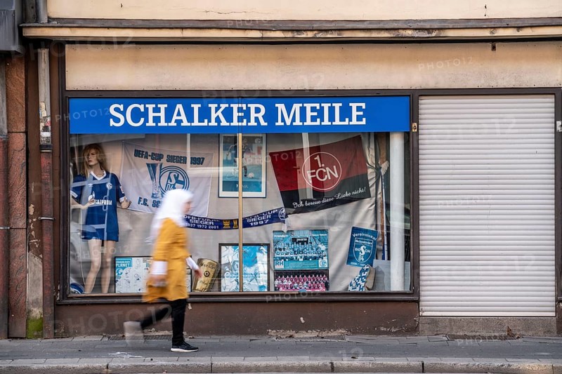 The Schalker Meile, mile of tradition, Kurt-Schumacher-Straße in Gelsenkirchen-Schalke, shop window with football memories, Gelsenkirchen, North Rhine-Westphalia, Germany, Europe