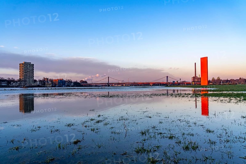Rhine floods, Duisburg-Kaßlerfeld, floods, behind the Friedrich-Ebert-Rhine bridge, sculpture Rhine orange at the mouth of the Ruhr, Duisburg, North Rhine-Westphalia, Germany, Europe