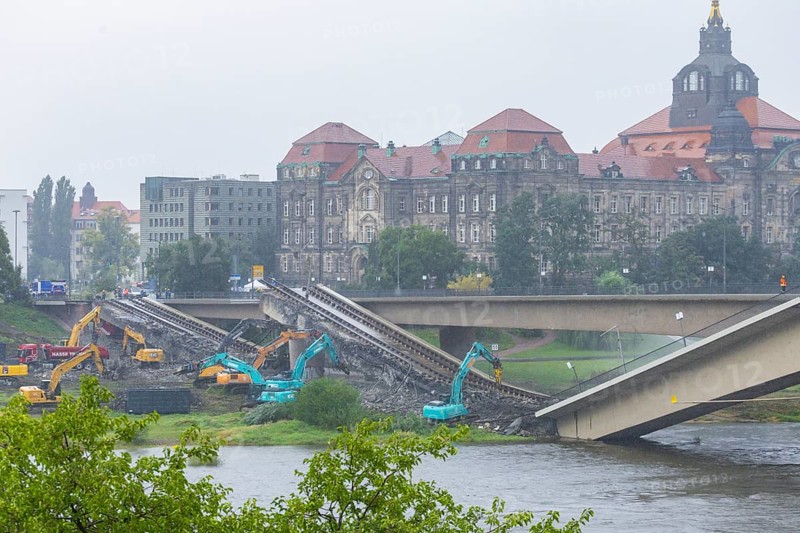 In the early hours of the morning, a section of the Carola Bridge collapsed for unknown reasons. Over a length of around 100 metres, the section on which the trams normally run has collapsed into the Elbe. Partial demolition has begun and around 10 excavators are tearing down the collapsed bridge section to make room for the imminent flooding of the Elbe., Partial collapse of the Carola Bridge in Dresden, Dresden, Saxony, Germany, Europe