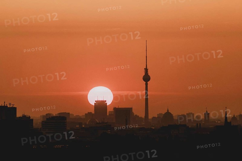 The sunrise emerges behind the city skyline with the television tower in Berlin, 04/09/2024