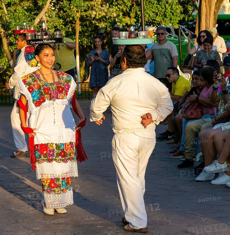 Folk dancers with drink trays balanced on their heads, Francisco Cantón Rosado Park, Valladolid, Yucatan, Mexico, Central America
