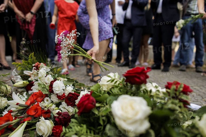 People lay flowers during a commemoration event on the anniversary of the German invasion of Poland in Berlin, 01/09/2024