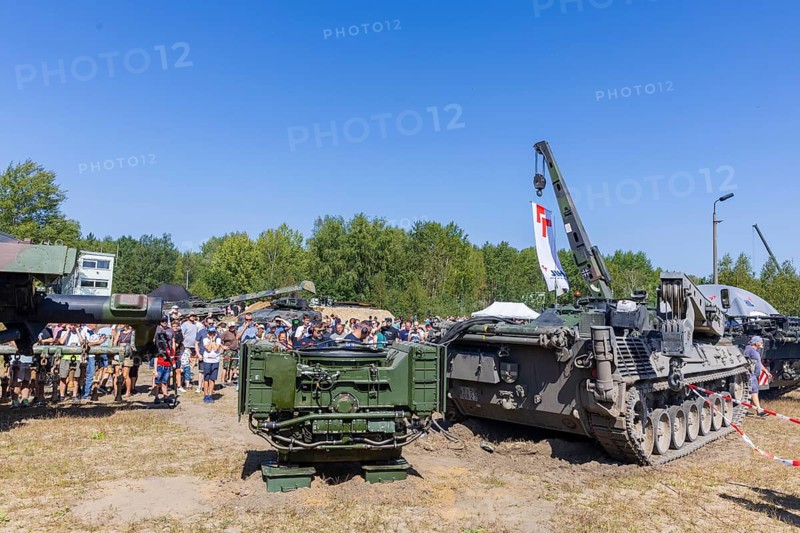 The Oberlausitz military training area opened its Tor tor to thousands of visitors for the Open Day at the Oberlausitz military training area to give them an insight behind the scenes of the Bundeswehr in Saxony. The soldiers present a variety of large and small equipment and impressively demonstrate what they are capable of. Armoured recovery vehicle and tank engine, open day at the Oberlausitz military training area, Weißkeißel, Saxony, Germany, Europe