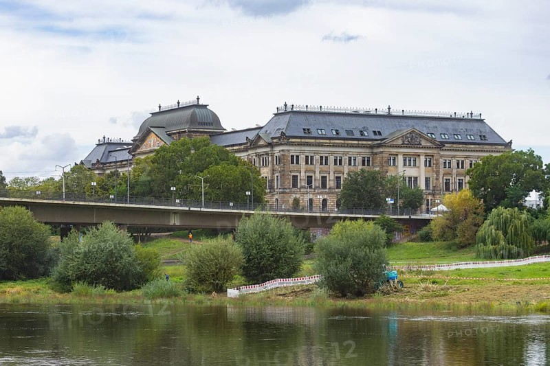 In the early hours of the morning, a section of the Carola Bridge collapsed for unknown reasons. Over a length of around 100 metres, the section on which the trams normally run has collapsed into the Elbe. The area is cordoned off, partial collapse of the Carola Bridge in Dresden, further bridge sections are in acute danger of collapsing, Dresden, Saxony, Germany, Europe
