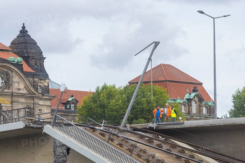 In the early hours of the morning, a section of the Carola Bridge collapsed for unknown reasons. Over a length of around 100 metres, the section on which the trams normally run has collapsed into the Elbe. The area has been cordoned off. Experts inspecting the damage, Partial collapse of the Carola Bridge in Dresden, further bridge sections are in acute danger of collapsing, Dresden, Saxony, Germany, Europe