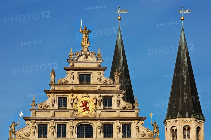 Gewandhaus with Brunswick Lion and the church towers of St Martini, Old Town, Brunswick, Lower Saxony, Germany, Europe
