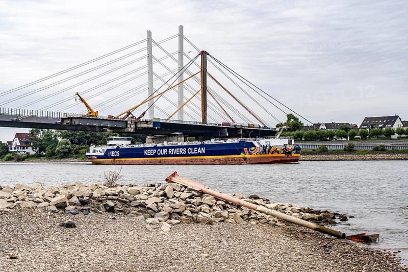 Low water level of the Rhine at Duisburg-Neuenkamp, gauge at 279 cm, no restrictions for shipping yet, North Rhine-Westphalia, Germany, Europe