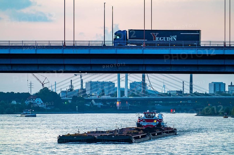 The Bridge of Solidarity, the longest tied-arch bridge in Germany, over the Rhine from Duisburg-Hochfeld to DU-Rheinhausen, the road bridge is dilapidated and has to be rebuilt, many thousands of lorries from the Logport port and cars use the bridge every day, new construction by 2040, cargo ships, Duisburg, North Rhine-Westphalia, Germany, Europe