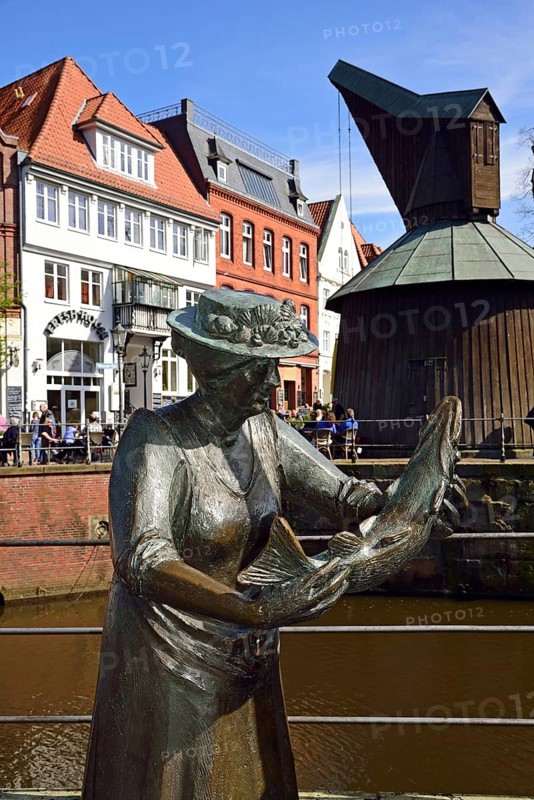 Europe, Germany, Lower Saxony, Stade, Hamburg metropolitan region, Hanseatic city, Hanseatic harbour, View of the fish market, Wooden crane, Bronze sculpture fishmonger, Hamburg, Hamburg, Federal Republic of Germany, Europe