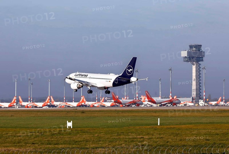 Landing of a Lufthansa Airbus A319 at BER Berlin Brandenburg Airport, Schönefeld, 13 November 2020