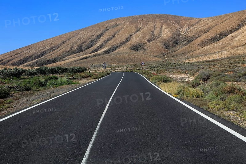 Tarmac road crossing desert, Fuerteventura, near Pajara, Canary Islands, Spain, Europe