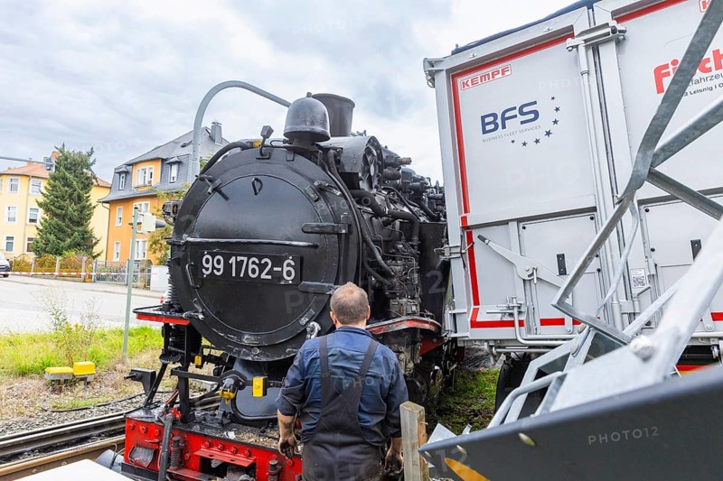 There was a serious accident between a train on the Weißeritz Valley Railway and a lorry from the district of Central Saxony at the level crossing just in front of the Dippoldiswalde stop. The steam locomotive, built in 1933, was forced off the tracks, causing millions of euros worth of damage. Local residents reported an explosive bang., Engine accident on Weißeritztalbahn, Dippoldiswalde, Saxony, Germany, Europe