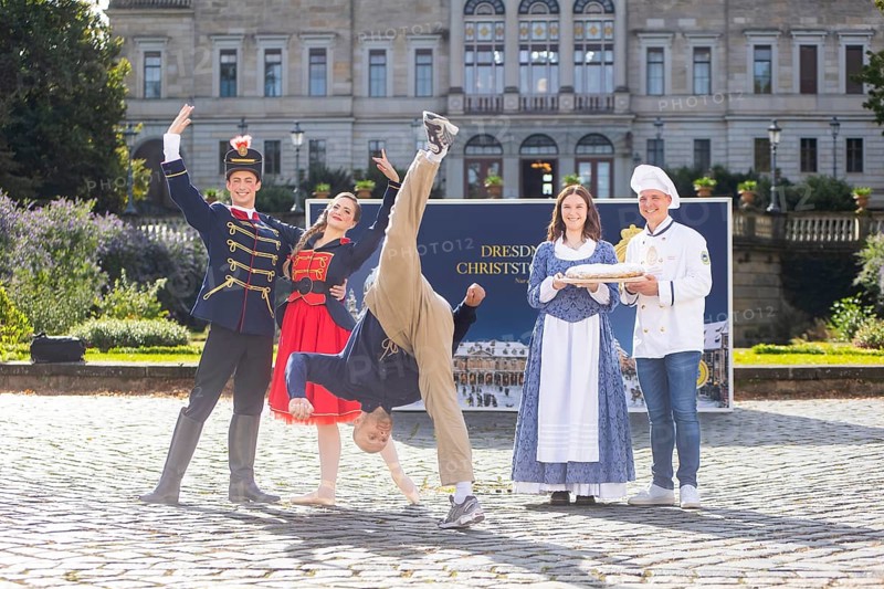 Ballet meets breakdance: With 100 beats per minute into the stollen season Dresden stollen bakers make the stollen and The Saxonz dance.Annalisa Piccolo and Stefan Kulhawec from the Nutcracker ballet, Philip Lehmann from the saxonz, The 29th Dresden Stollen Girl Nelly charburner and Andreas Wippler Chairman of the Board Schutzverband Dresdner Stollen e.V., Dresden, Saxony, Germany, Europe