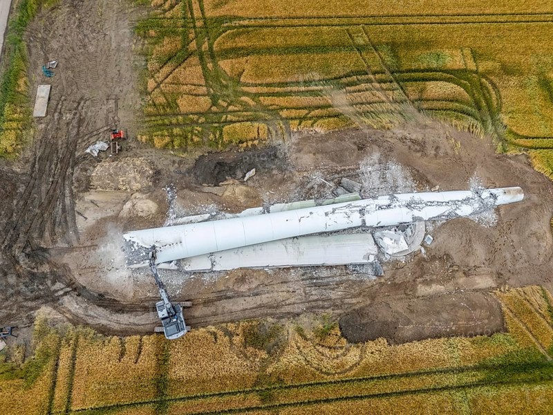 Demolished tower of a 20 year old wind turbine, in the Werl wind farm, 5 old Enercon E-66 turbines are demolished, 2 new Siemens SG6.6-170 wind turbines replace them, the 2 new wind turbines produce twice as much energy, 12 MW power, as the 5 old wind turbines, called repowering, demolition work, Werl, North Rhine-Westphalia, Germany, Europe