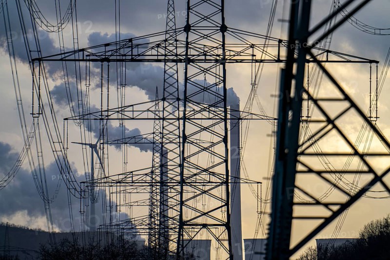 High-voltage power lines, overhead pylons, UNIPER coal-fired power plant Scholven in the background, wind turbines on the Oberscholven slag heap, Gelsenkirchen, North Rhine-Westphalia, Germany, Europe