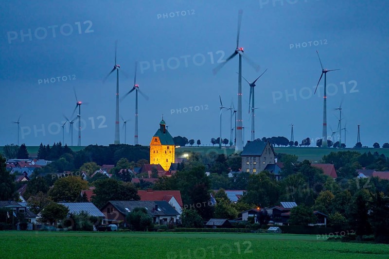 Wind farm above the village of Lichtenau, self-proclaimed energy town, houses with photovoltaic systems on the roofs, Paderborn district, OWL, A North Rhine-Westphalia, Germany, Europe