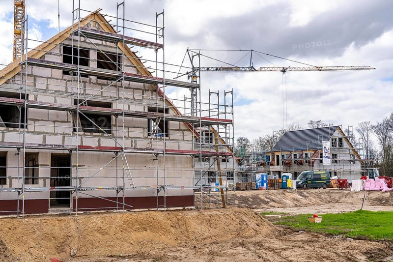 New development district, around 140 detached and semi-detached villas being built in the south of Duisburg, various property developers, still undeveloped land, shells, construction work, North Rhine-Westphalia, Germany, Europe