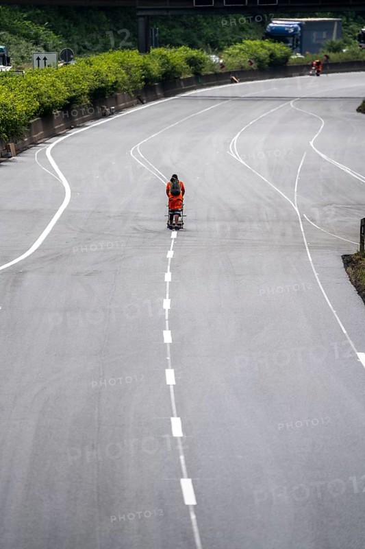 Marking work after the renewal of the road surface on the A40 motorway between the Kaiserberg junction and Mülheim-Heißen, in the direction of Essen, over a length of 7.6 kilometres, with whisper asphalt, so-called open-pored asphalt, 10-day closure of the motorway, North Rhine-Westphalia, Germany, Europe